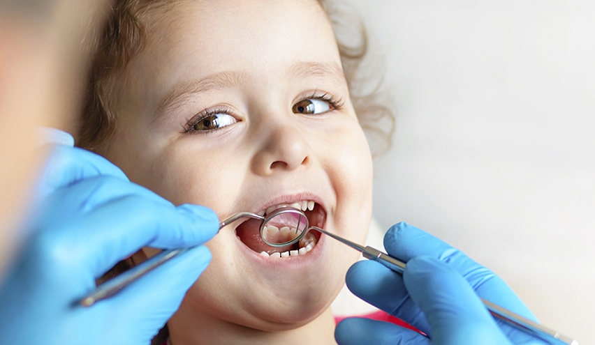 Niño siendo examinado por dentista Clínica Dental Javier Vaquero en Plasencia
